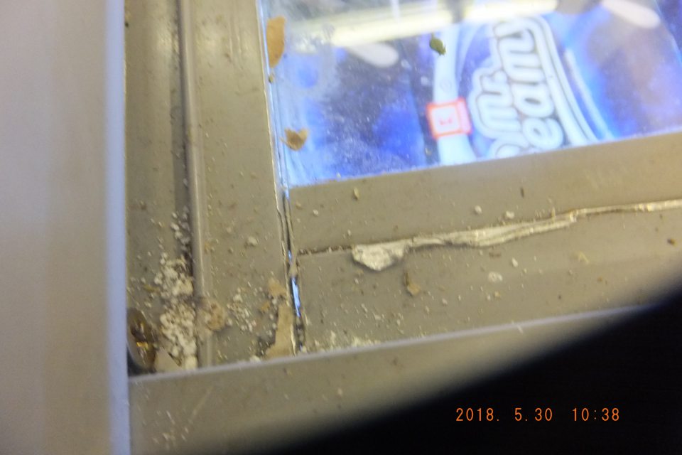 Znečistené lišty na chladiacej vitríne