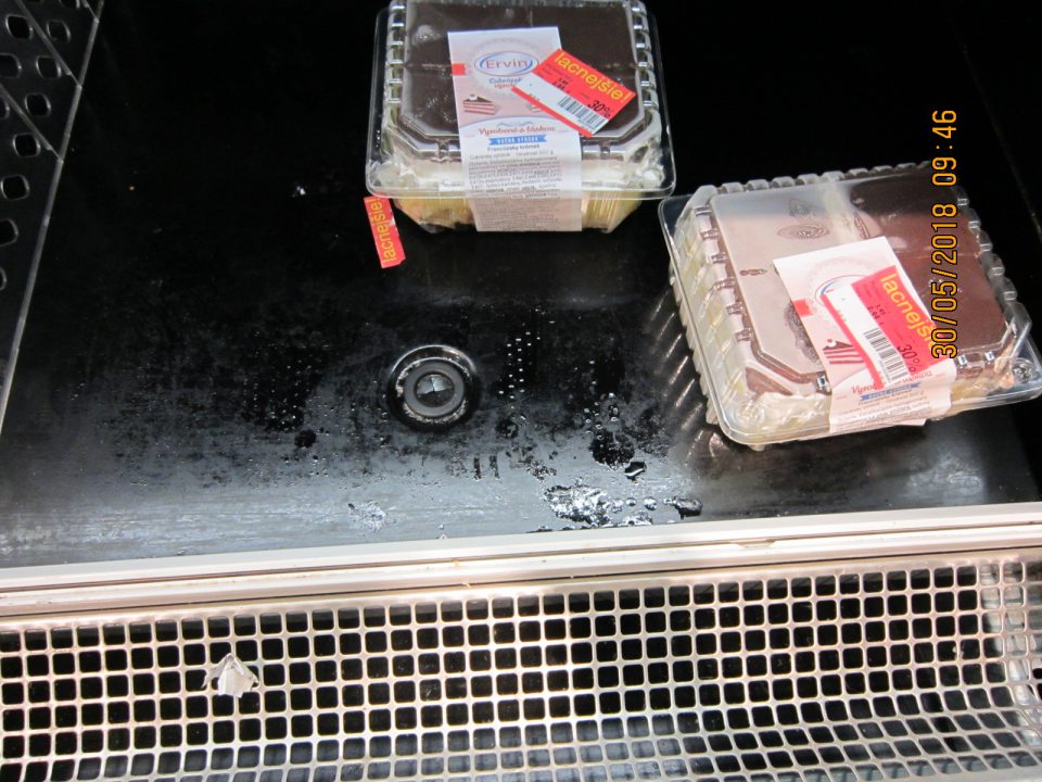 Znečistená spodná časť chladiacej vitríny