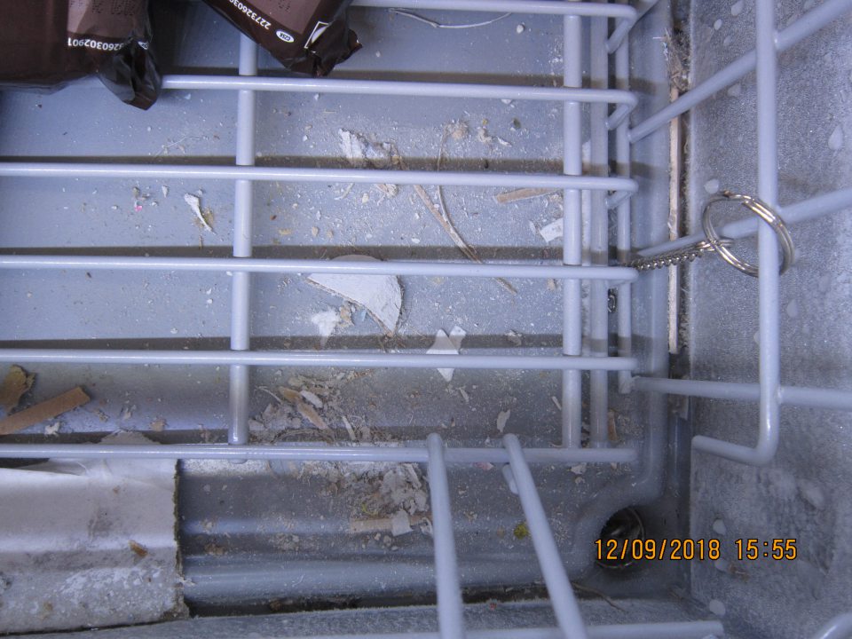 Mraziace zariadenie silne znečistené.