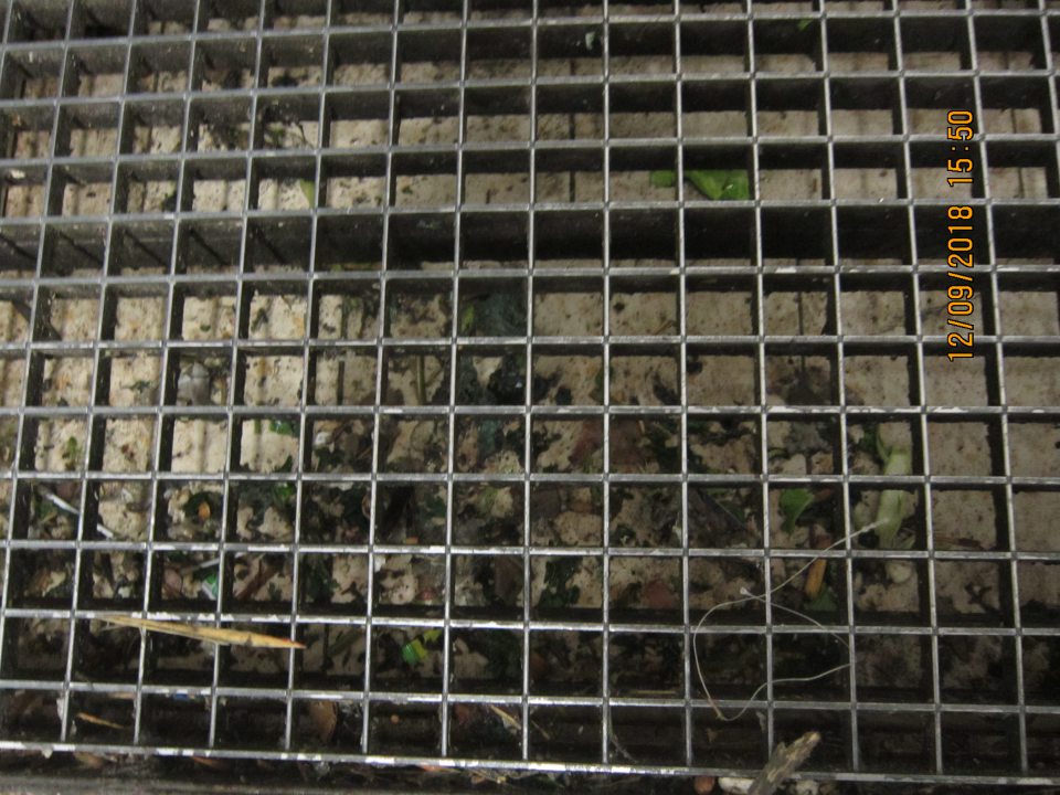 Kanalizačná vpusť silne znečistená. 