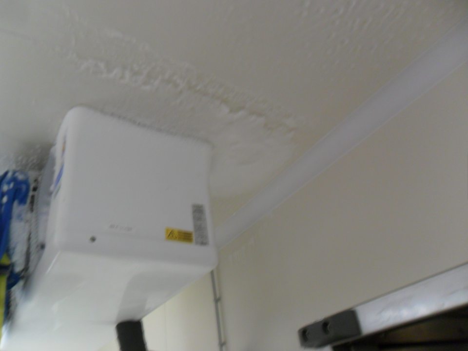 Silný výskyt námrazy  v mraziacom boxe.