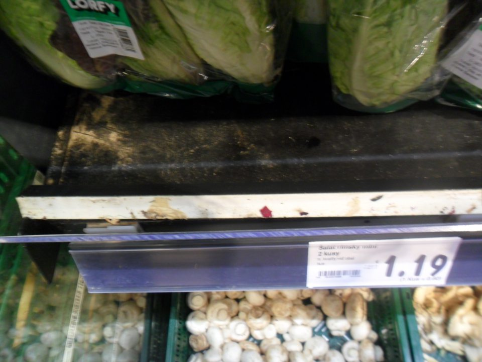 Úložná plocha a lišty chladiacej vystavovacej vitríny znečistené.