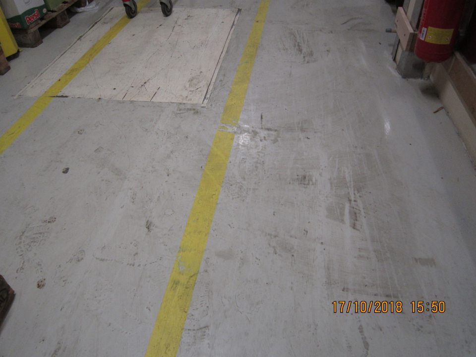 Podlaha v skladovom priestore silne znečistená.