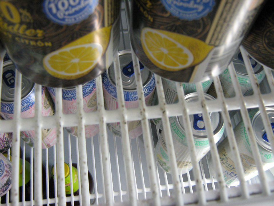 Znečistená kovová mriežka v chladiacom zariadení pre alkoholické nápoje, s výskytom čiernej plesne.