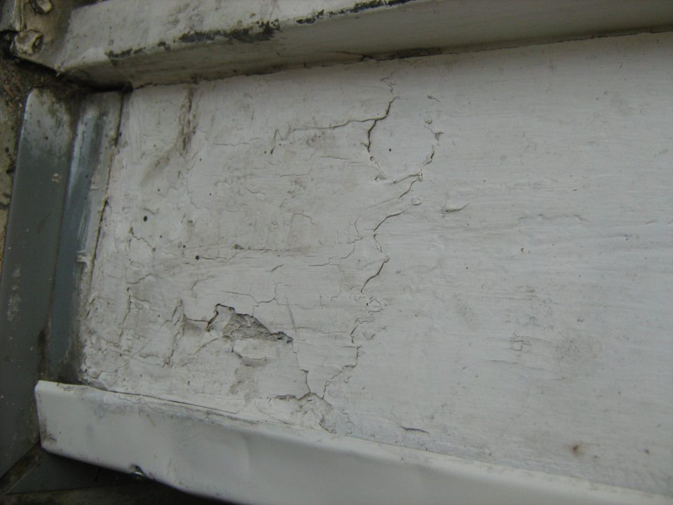 Poškodená, obitá zárubňa príjmových dverí. 