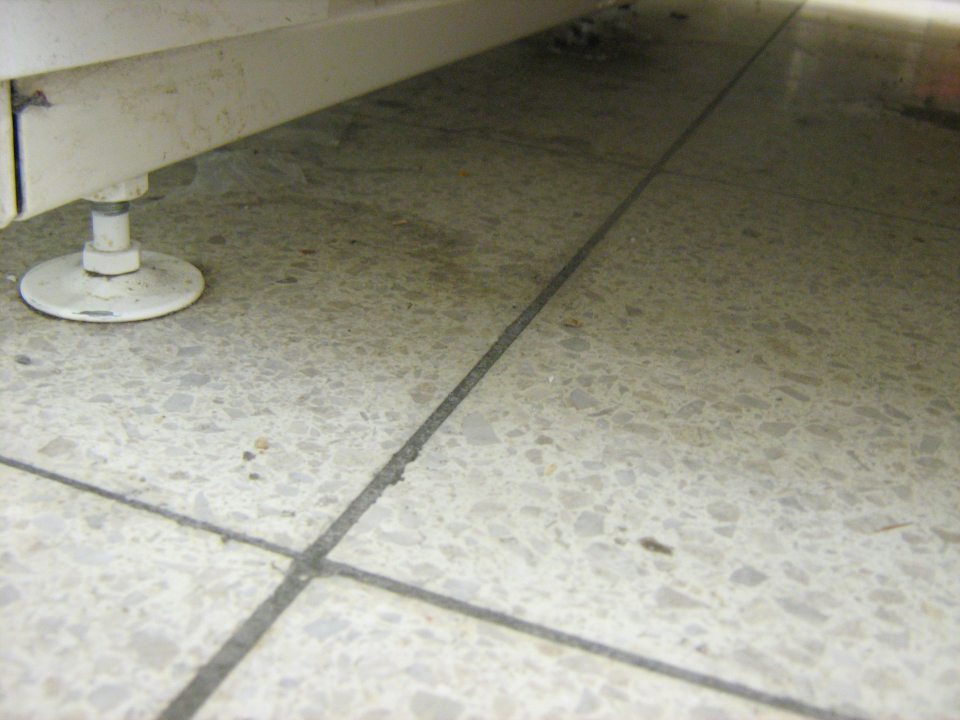 Znečistená podlaha pod regálmi na ťažšie dostupných miestach.