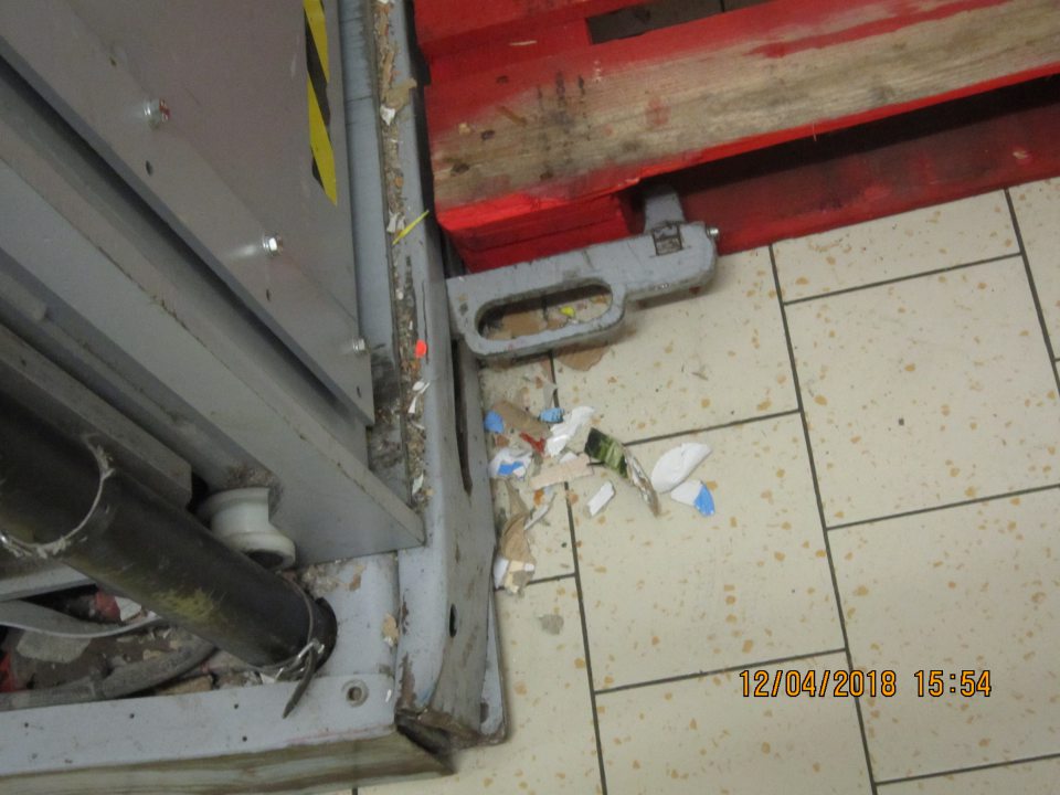 Podlaha vedľa lisovacieho zariadenia na papierový obalový materiál v čase úradnej kontroly silne znečistená zvyškami obalového materiálu.