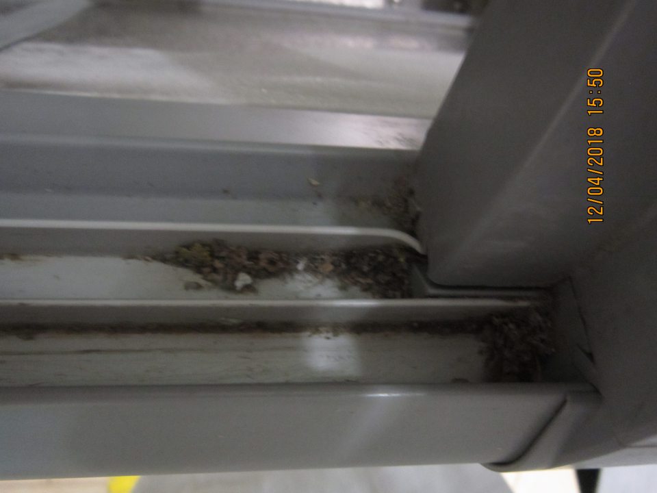 V skladovom priestore vodiace lišty chladiacich zariadení na uskladnenie hydiny a hydinových dielov v čase úradnej kontroly potravín silne znečistené mechanickými nečistotami a prachom.