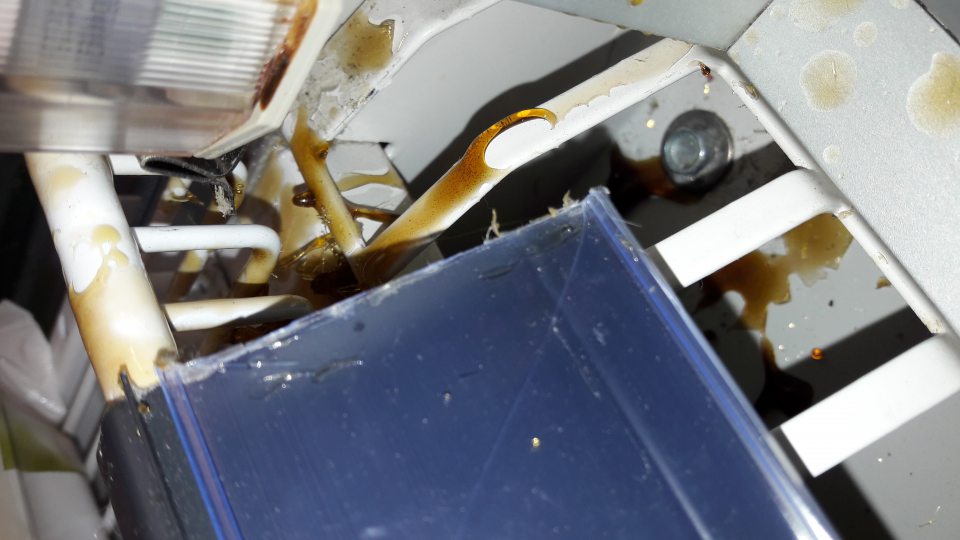 V mraziacej vitríne znečistená úložná plocha a priestor pod mriežkou.