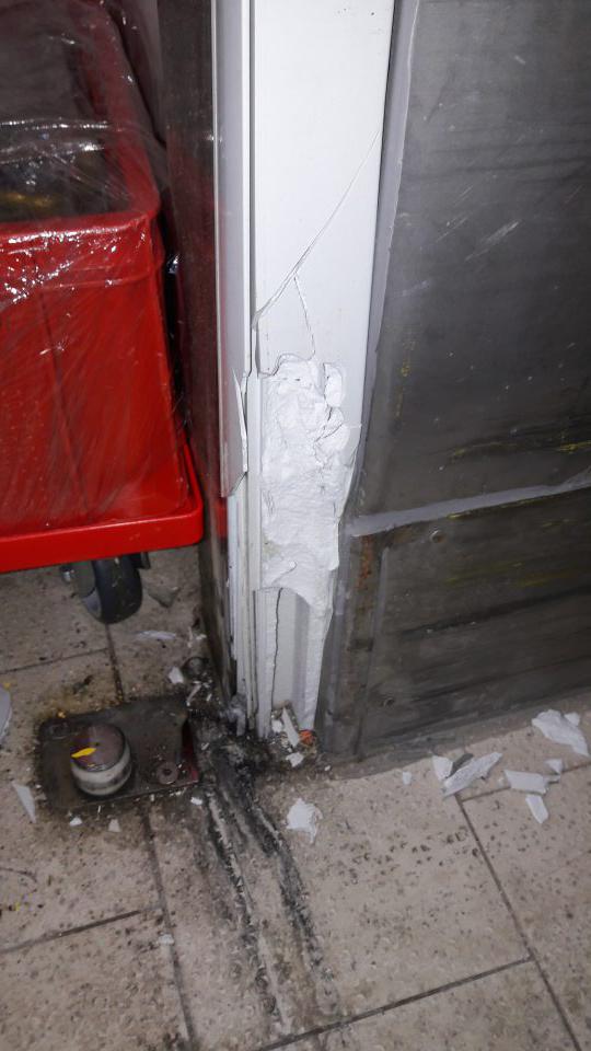 Znečistená podlaha a poškodená lišta pri vstupe do mraziaceho boxu.