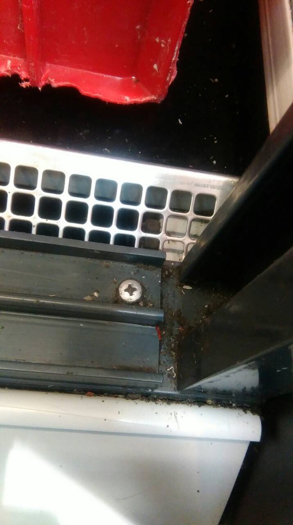 V chladiacich vitrínach so syrmi a mäsovými výrobkami v pultovom predaji- znečistený systém uzatvárania.