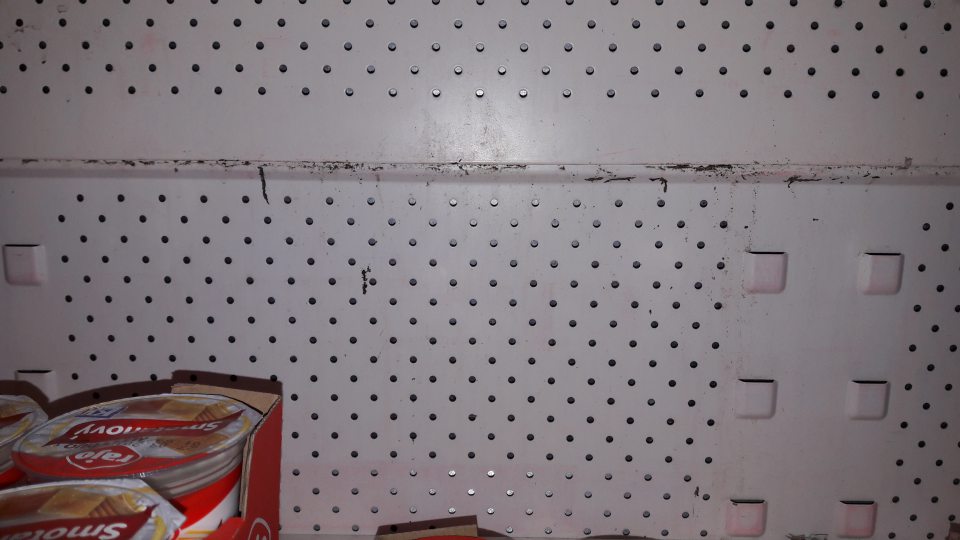 Chladiaca vitrína s uskladnenými jogurtami značne znečistená.