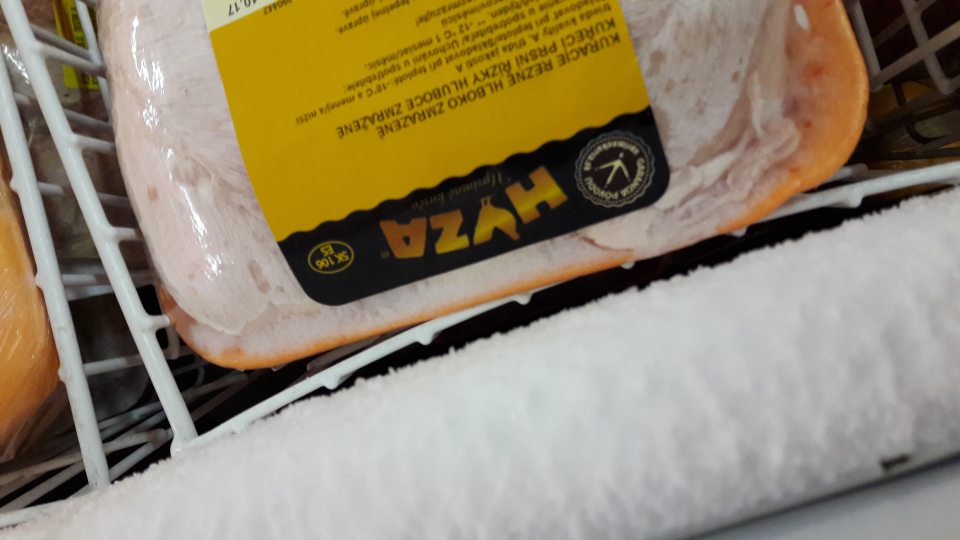 V mraziacej vitríne značná námraza.