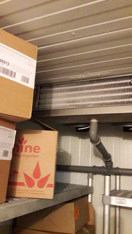 V mraziacom boxe v skladových priestoroch - námraza mraziaceho zariadenia a v jeho okolí.