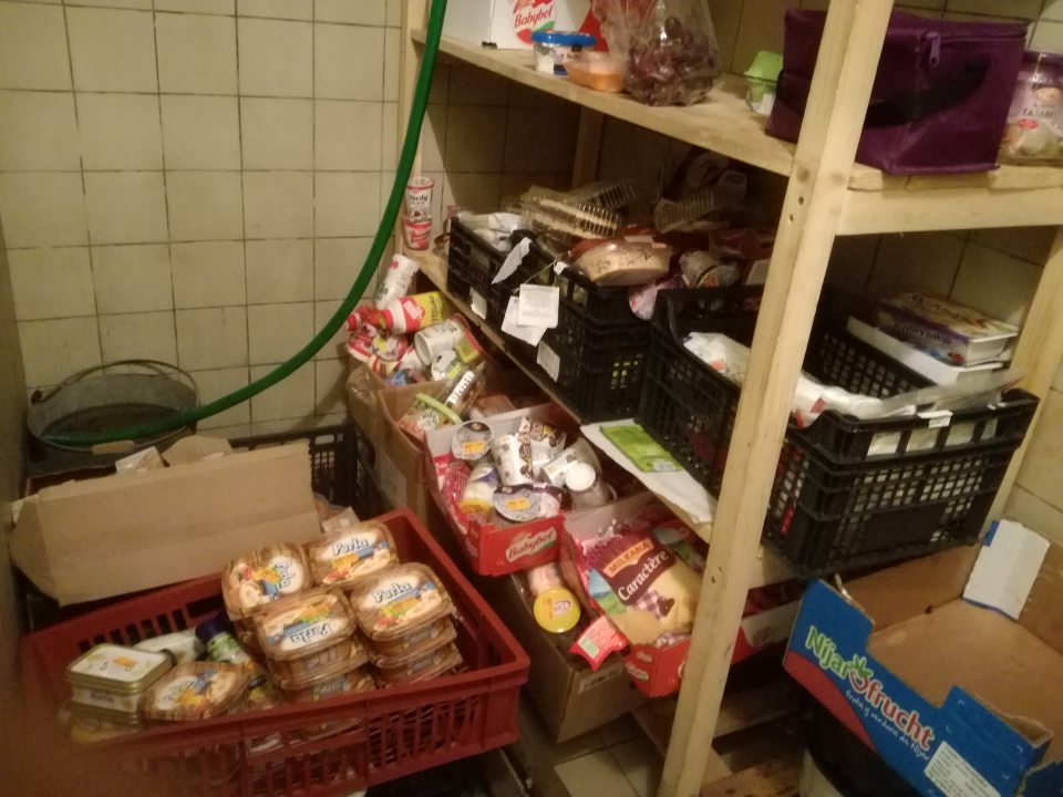 Spoločné skladovanie potravín vyradených z predaja a na predaj, neoznačené.