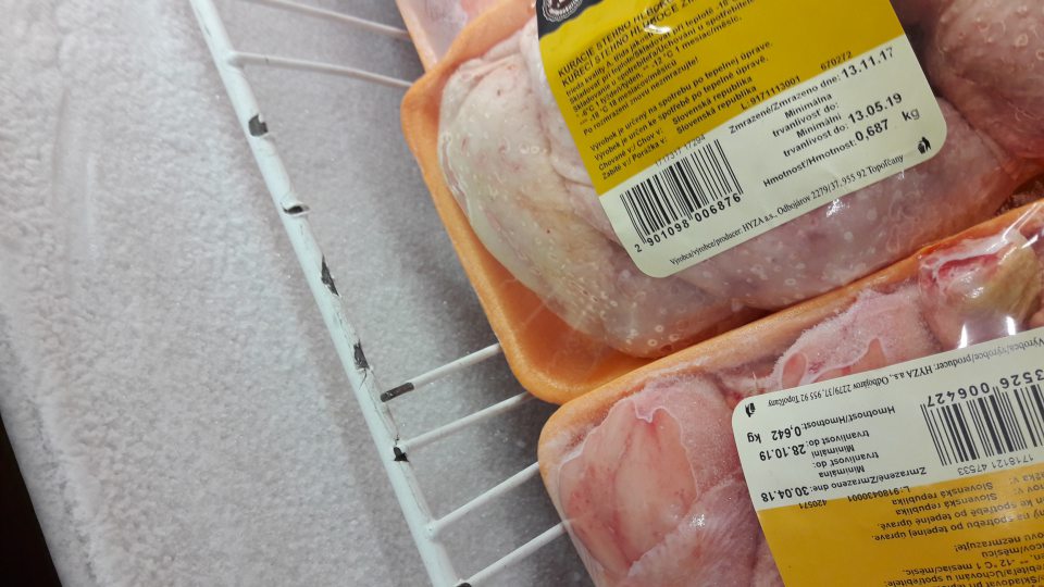V mraziacej vitríne s mrazenou hydinou - porušená celistvosť úložných košov - korózia.
