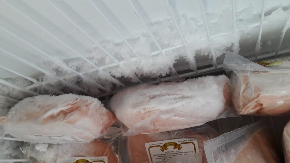 Mraziaca vitrína s mrazenou hydinou - značná námraza.