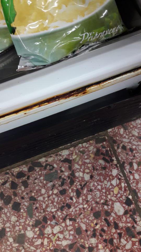 V chladiacej vitríne s kyslou kapustou - poškodený povrch rámu dverí s výskytom korózie.