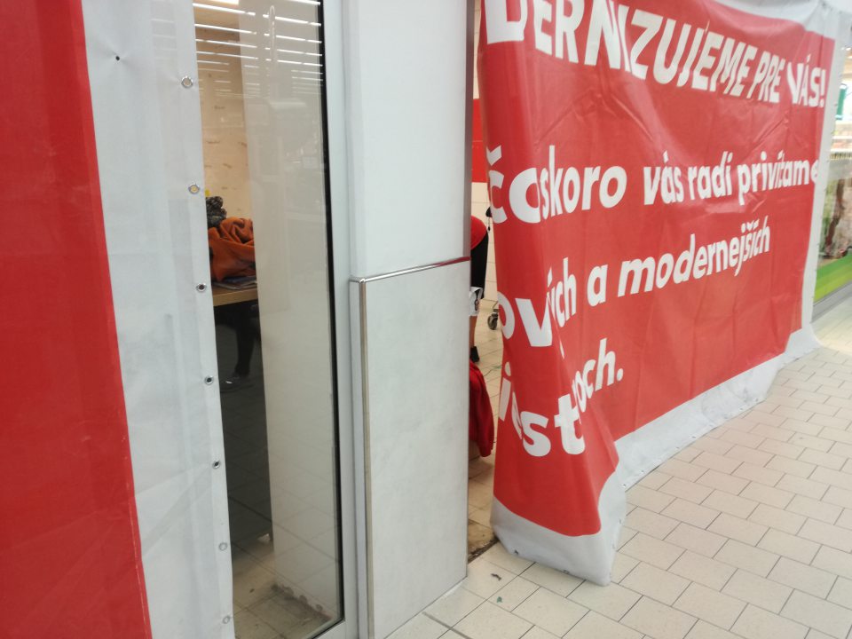 Nedostatočne utesnená zábrana v koncesionárskej časti.