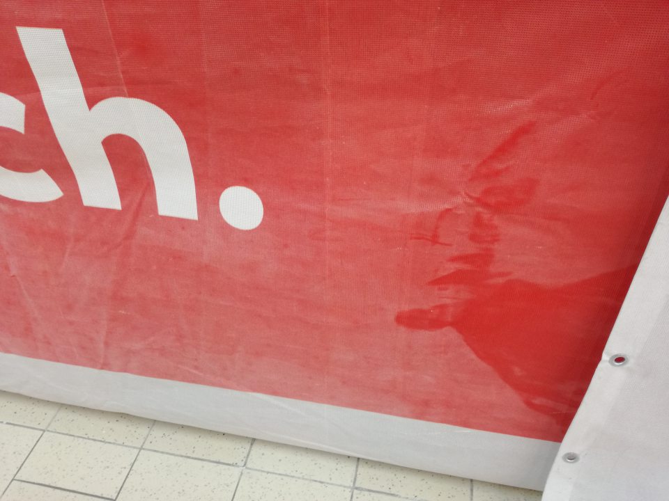 Zástena v koncesionárskej časti od prachu.