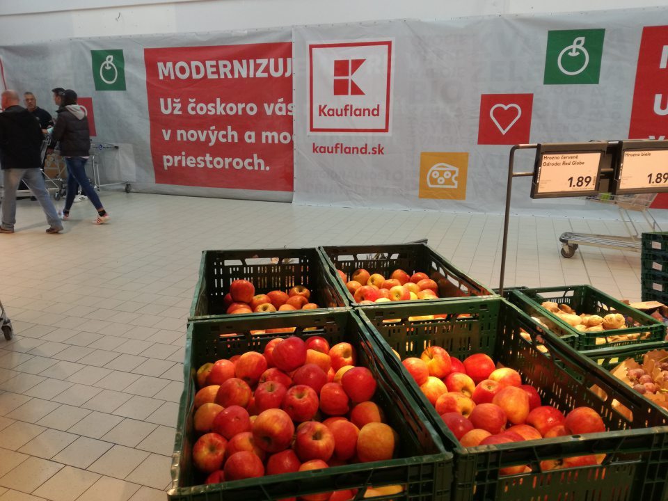 Usadený prach na prepravkách v predajni.