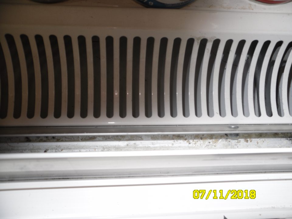 Zistený znečistený priestor pod kovovou mriežkou chladiarenského zariadenia s uchovávanými mliečnymi výrobkami (majonézy).