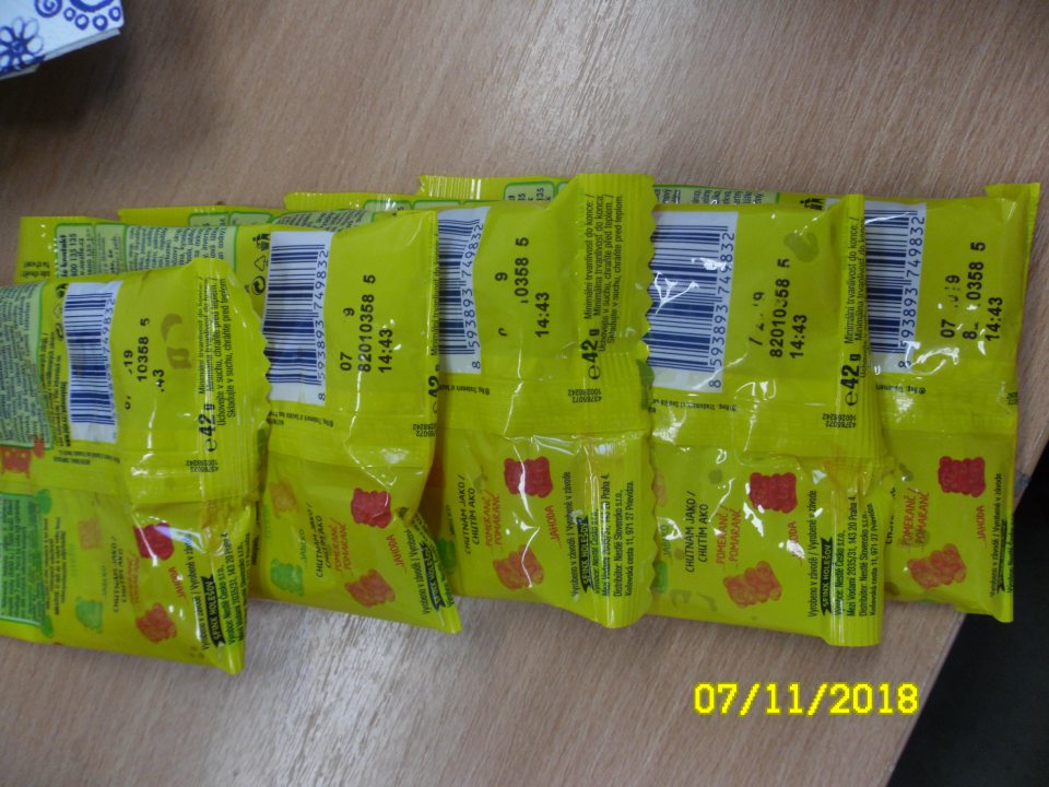 Čiastočne zotretý, ľahko stierateľný údaj o dátume minimálnej trvanlivosti.