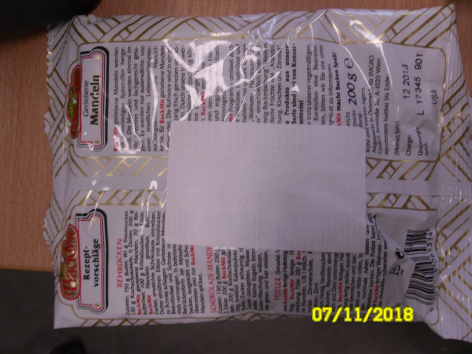 Nečitateľná, takmer neviditeľné akékoľvek údaje na dolepenej etikete výrobku.