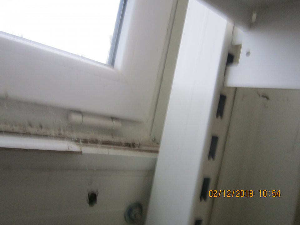 Znečistené parapety okien a výskyt pavučín.