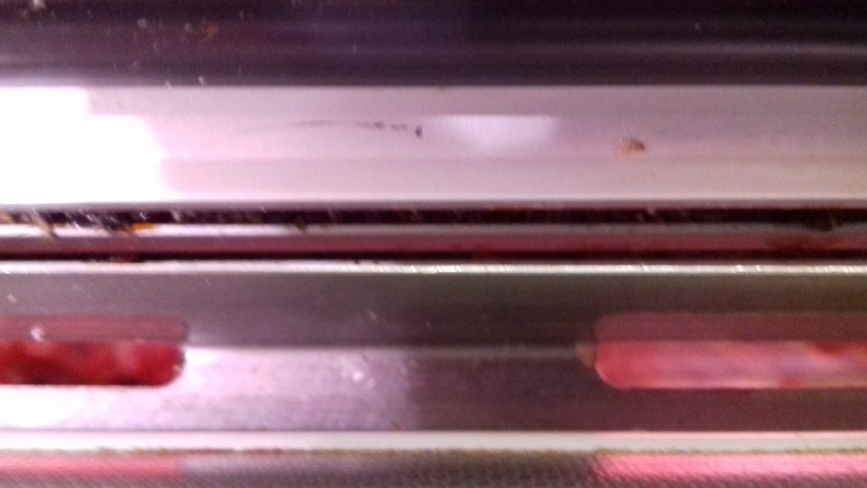 Znečistená plocha (zárezy) chladiarenského zariadenia s uloženým mäsom a mäsovými výrobkami.