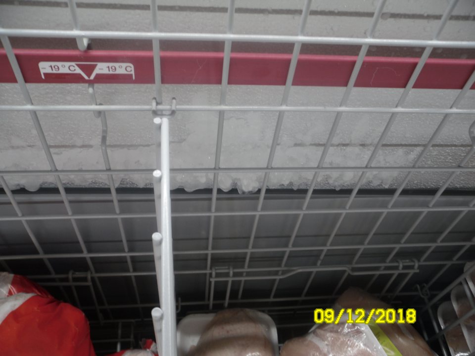 Výskyt hrubej vrstvy námrazy v mraziacom zariadení s uchovávanými mrazenými rybami.