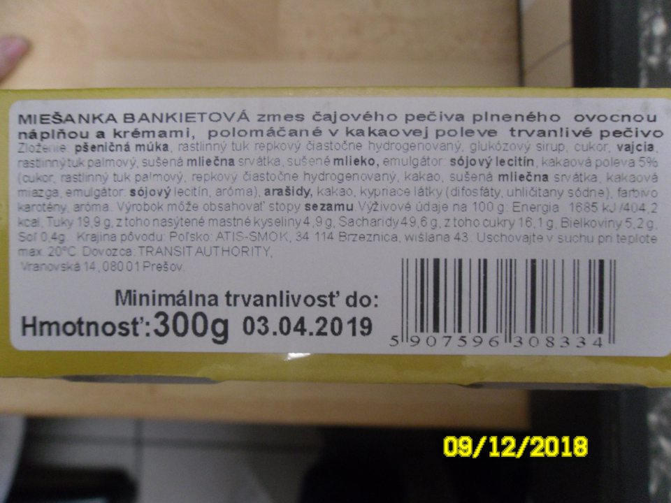 Nesprávne označený výrobok - v zložení neuvedené množstvo zloženej zložky (ovocnej náplne), ktorej názov je použitý v názve výrobku a jej zloženie.
