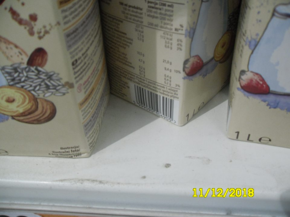 Znečistené regále a tovar vystavovaný v nich vrstvou prachu.