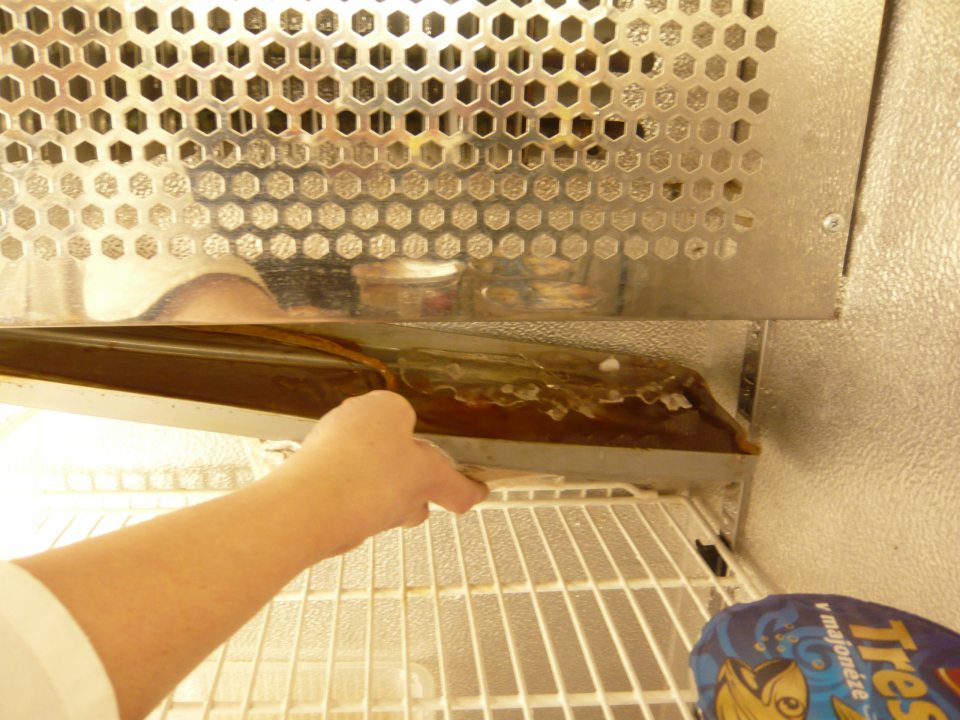 Zistený výskyt kondenzu v zbernej nádobe klimatizačnej jednotky chladiarenského zariadenia s uchovávanými rybacími výrobkami na predajnej ploche.