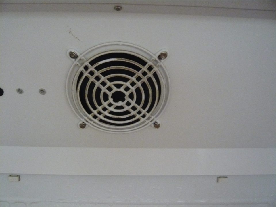 Znečistený, zaprášený vetrák chladiarenského zariadenia s uchovávaným čerstvým mäsom a mäsovými výrobkami