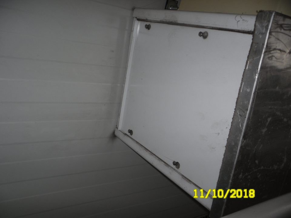 Znečistená klimatizačná jednotka v chladiarenskom sklade s uchovávanými čerstvými slepačími vajciami.