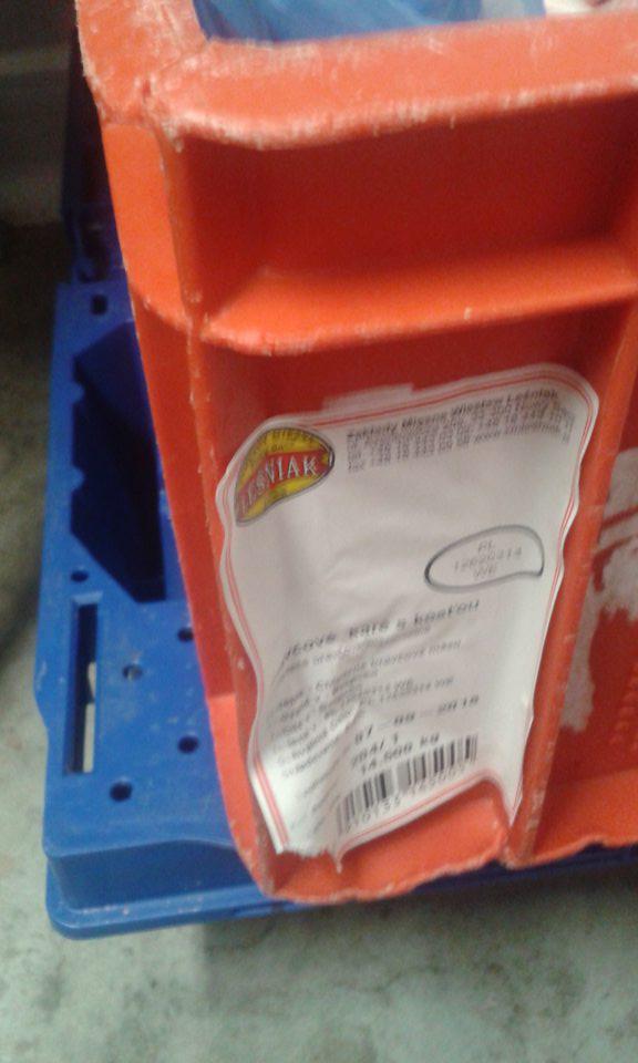 - Bravčové mäso klamlivo označené: iné údaje o dátume spotreby na prepravke a odlišné priamo na modrej fólii.