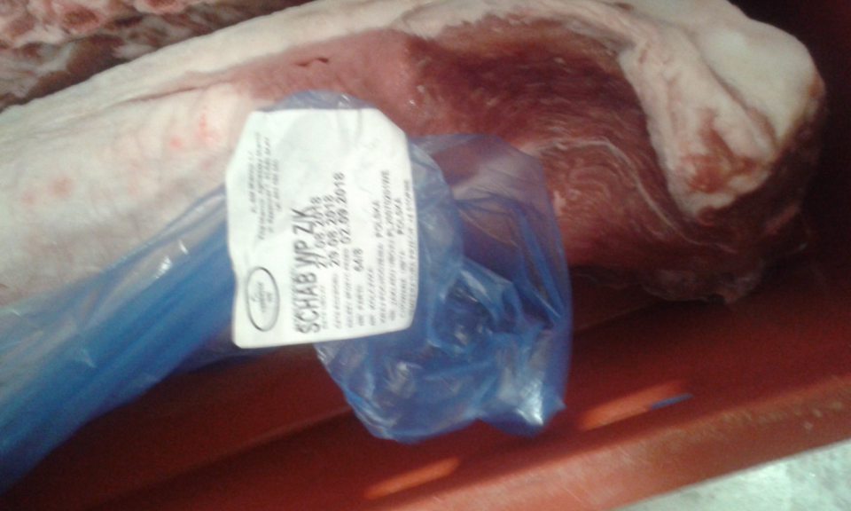  Bravčové mäso klamlivo označené: iné údaje o dátume spotreby na prepravke a odlišné priamo na modrej fólii.