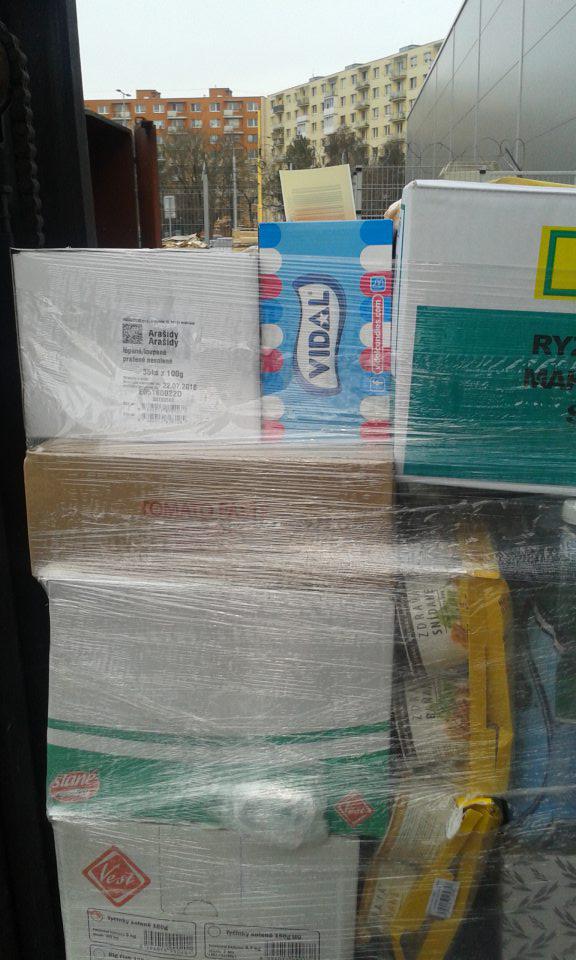 V prevádzke vo vonkajšom prostredí v nezastrešenom priestore voľne skladované rôzne potravinárske komodity.