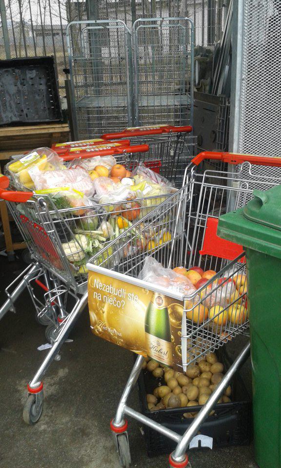 V prevádzke senzoricky zmenené ovocie a zelenina skladované nekryté v nezastrešenom priestore na dvore.