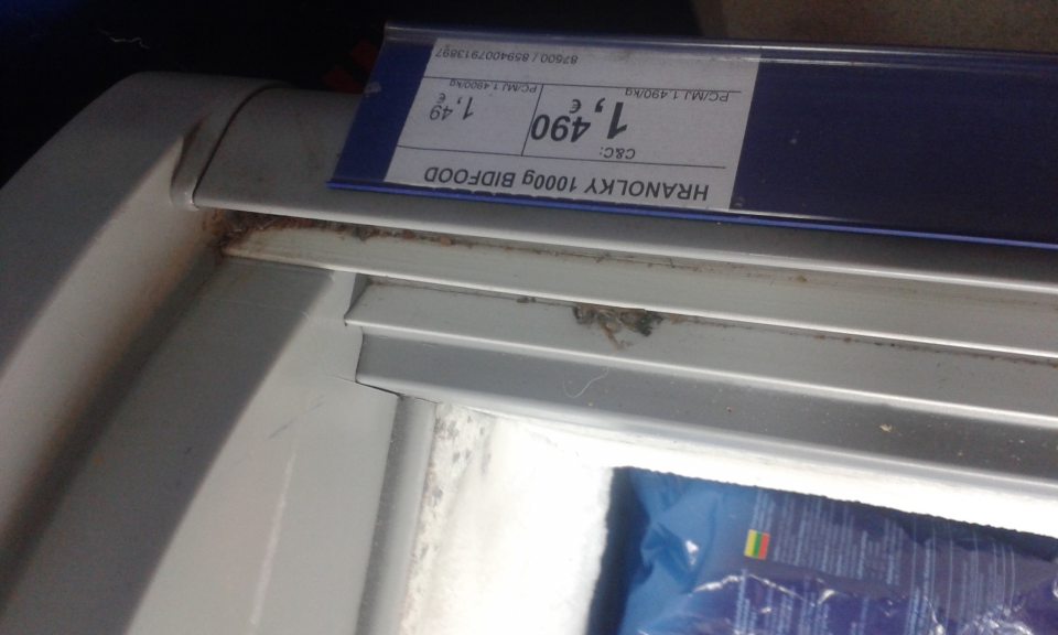 Lemy mraziacich zariadení na predajni znečistené vrstvou prachu a drobnými omrvinkami.