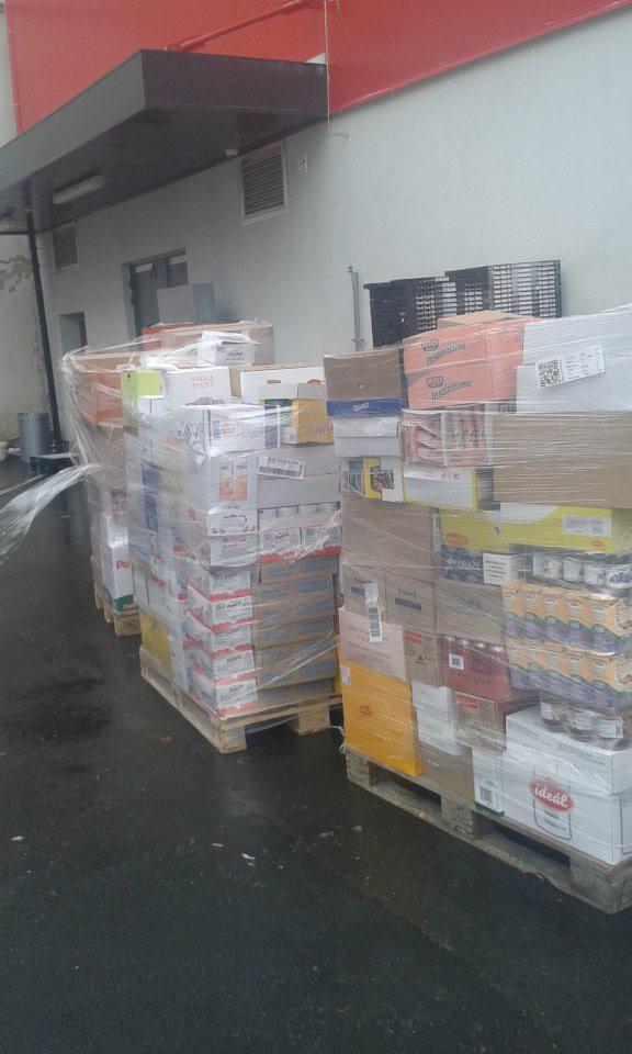 Vo vonkajšom nezastrešenom priestore za nepriaznivého počasia - sneženie sú skladované zafóliované potraviny na drevených paletách