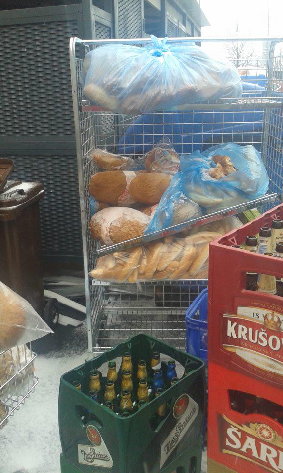 Vo vonkajšom nezastreš. priestore sú skladované vyradené pekárenské výrobky mimo krytých zariadení.
