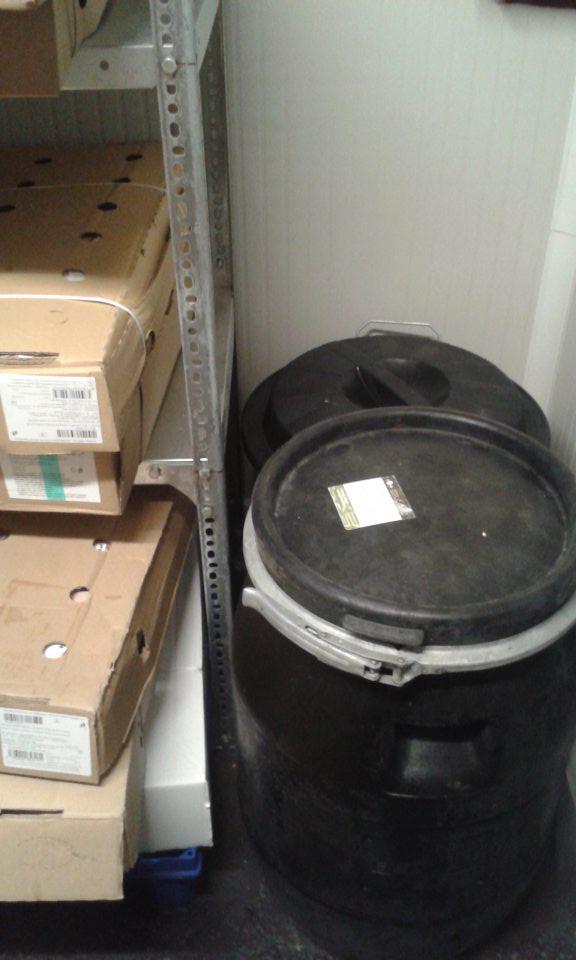 Odpad živočíšneho pôvodu skladovaný spoločne s potravinami.