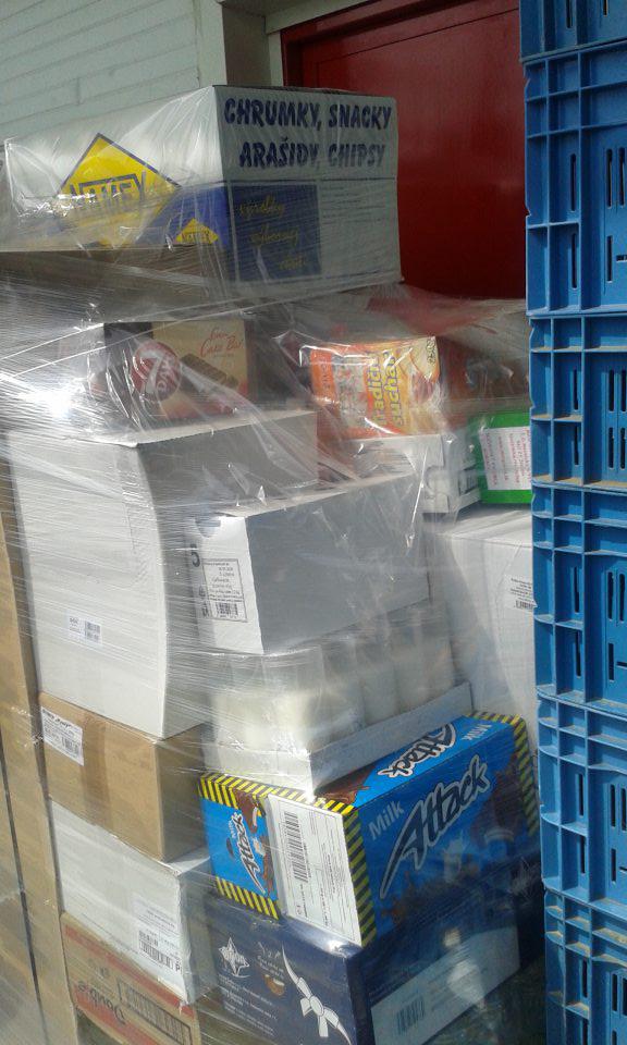 Nevhodné skladovanie množstva rôznych potravinových komodít z kapacitných dôvodov vo vonkajšom prostredí pod strieškou príjmovej rampy, ktoré sú vystavené nepriaznivému vplyvu okolia-prach,škodci, slnečné lúče:ryža, nealko nápoje, trvanlivé pečivo, alkoholické nápoje, čokoládové cukrovinky,olej.