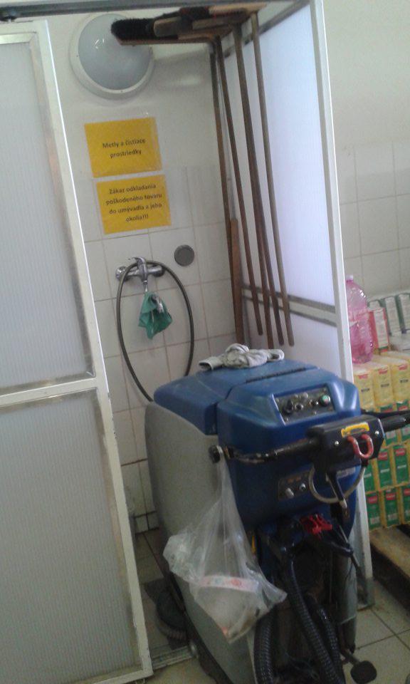 Dvere do výlevky s čistiacim strojom sú otvorené, komunikujú priamo s manipul. chodbou s uskladnenými potravinami.