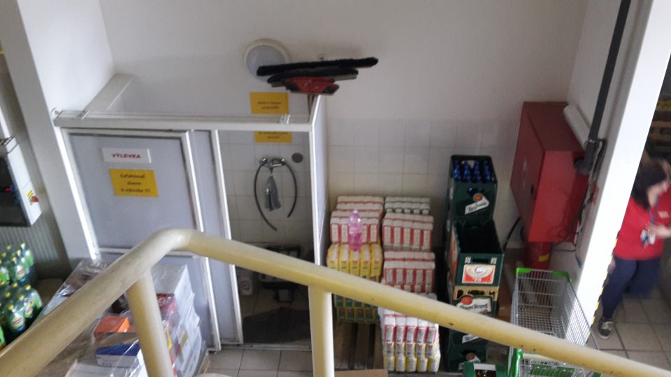  Na konštrukcii výlevky zavesené zaprášené metly priamo nad uskladnenou múkou.