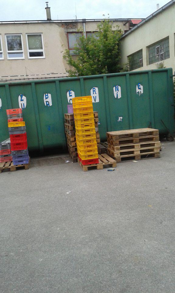 Vo vonkajšom prostredí v bezprostrednej blízkosti veľkokapacitného kontajnera uložené debničky (vratné obaly).