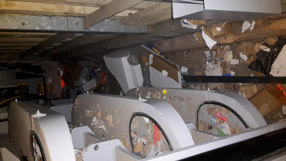 Znečistenie okolie lisu nevratných obalov.