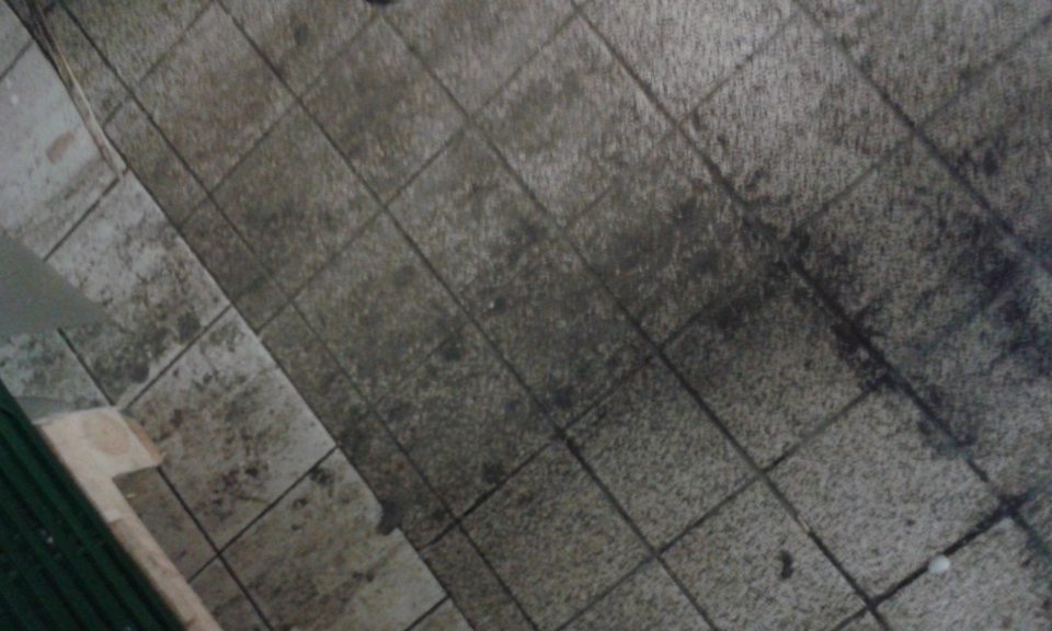 Znečistená podlaha v prevádzkarni.